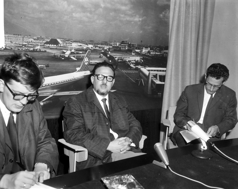 Aankomst Fritz Bourquin op Schiphol, protesteren tegen Ton van Luns , Fritz Bo, Bestanddeelnr 917-9959
