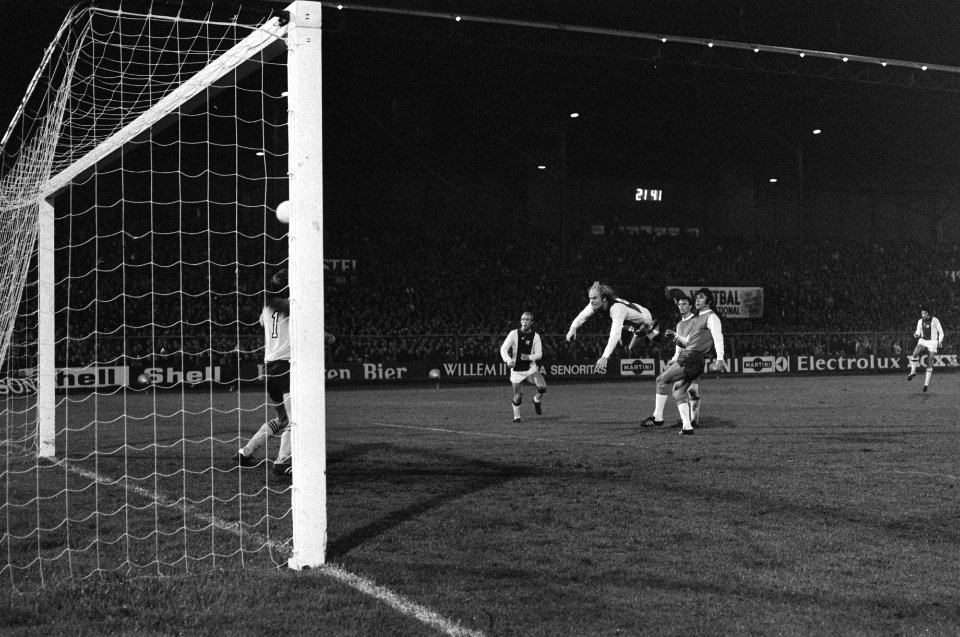 Ajax tegen Feijenoord 6-0 Geels kopt Ajax derde doelpunt in, Bestanddeelnr 928-2476