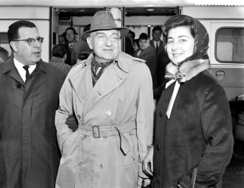 Aankomst Fritz Lang op Schiphol, op weg naar het stationsgebouw, Bestanddeelnr 910-8871