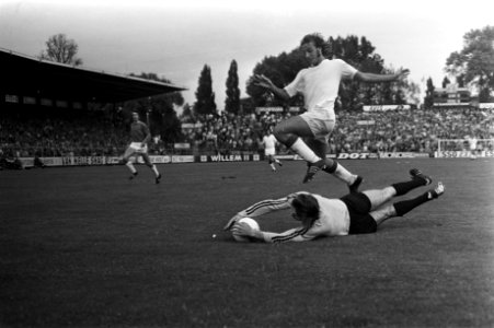 Ajax tegen NEC 4-0, Johan Neeskens springt over keeper Sobczak, nummer 31 NEC-tr, Bestanddeelnr 925-8673