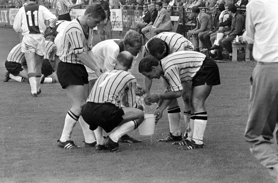 Ajax tegen NAC 4-1, Klaas Nuninga te midden van NAC-spelers verfrissen zich aan , Bestanddeelnr 919-4664