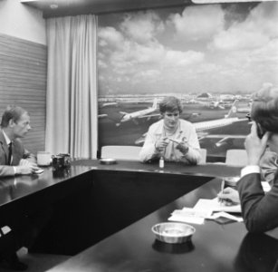 Aankomst Bernhard de Vries (provo) op Schiphol, hier tijdens persconferentie, Bestanddeelnr 919-2951