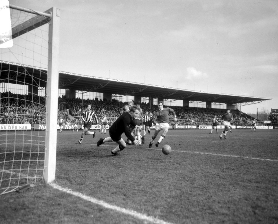 Ajax tegen Heracles, Cruijff in duel met keeper Huls, Bestanddeelnr 918-9662
