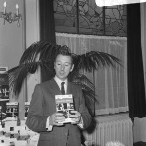 Albert Mol toont zijn boek, Bestanddeelnr 921-7141