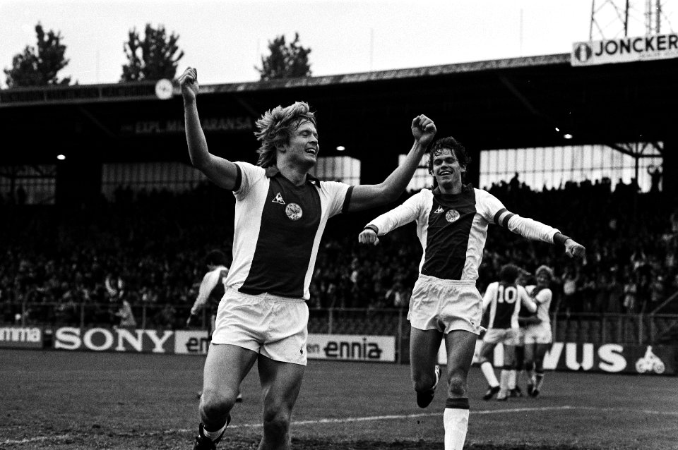 Ajax tegen PSV in De Meer te Amsterdam, vreugde bij Ajax Lerby (l) scoorde eerste doelpunt voor Ajax, rechts Arnesen, Bestanddeelnr 931-4709