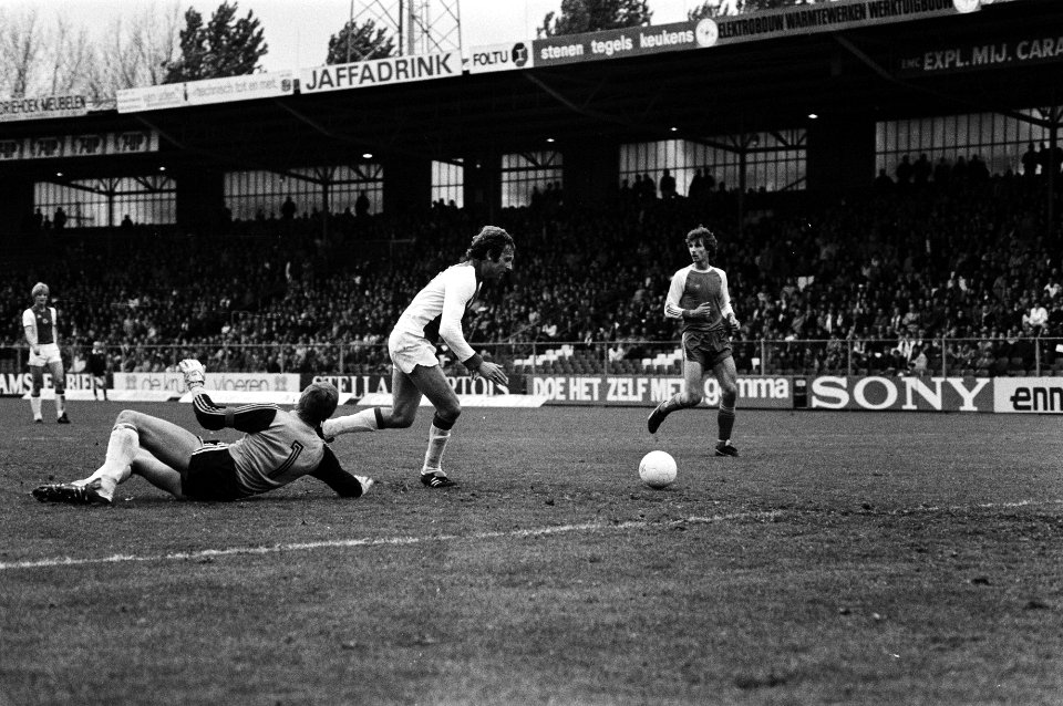 Ajax tegen PSV in De Meer te Amsterdam, Hamberg scoort hier voor Ajax, PSV-doelman Doesburg is kansloos, Bestanddeelnr 931-4708