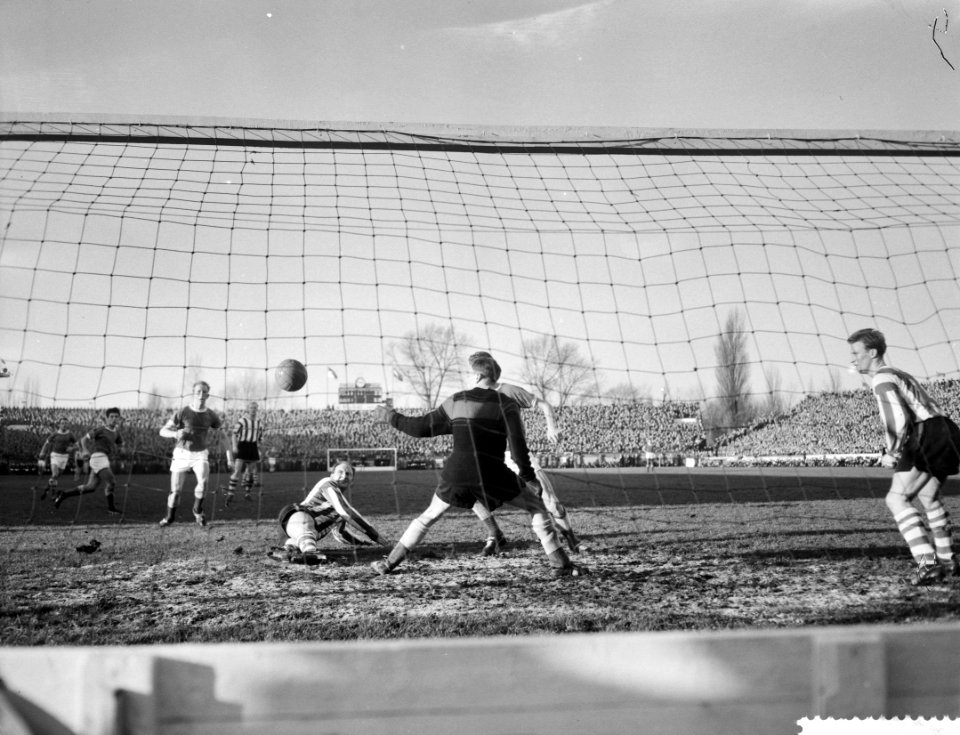 Ajax tegen PSV 6-2, vlnr Henk Groot , Kruiver, Brusselers , De Hond, Bestanddeelnr 910-9102