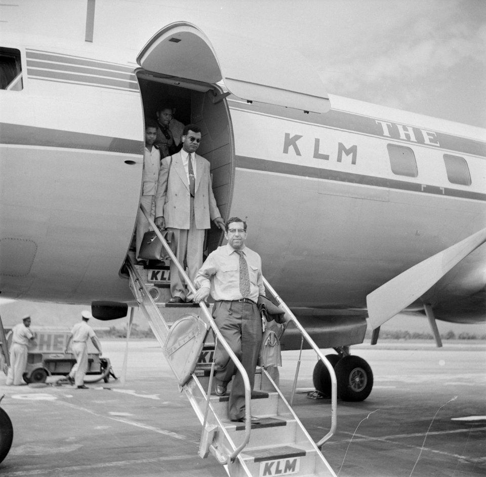 Albert Helman verlaat de Convair 340 van de KLM op het vliegveld Piarco van Port, Bestanddeelnr 252-2655