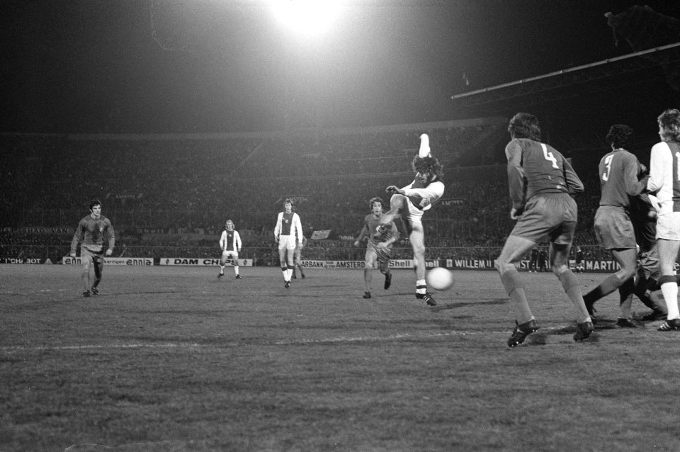 Ajax tegen Real Madrid 2-1, halve finale Europacup I , Barry Hulshoff scoort 1-0, Bestanddeelnr 926-3378