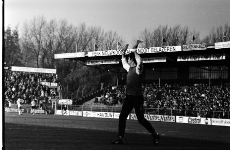 Ajax tegen Roda JC 1-2, juichende Jan Jongbloed, Bestanddeelnr 929-9905