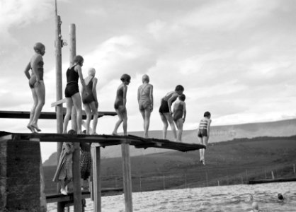 Alafoss Groep jonge meisjes op de duikplank in een openluchtzwembad, Bestanddeelnr 190-0331