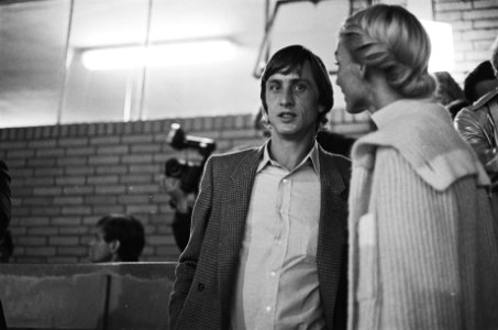 Ajax tegen PSV 2-0, Johan Cruijff en vrouw op tribune, Bestanddeelnr 929-8919