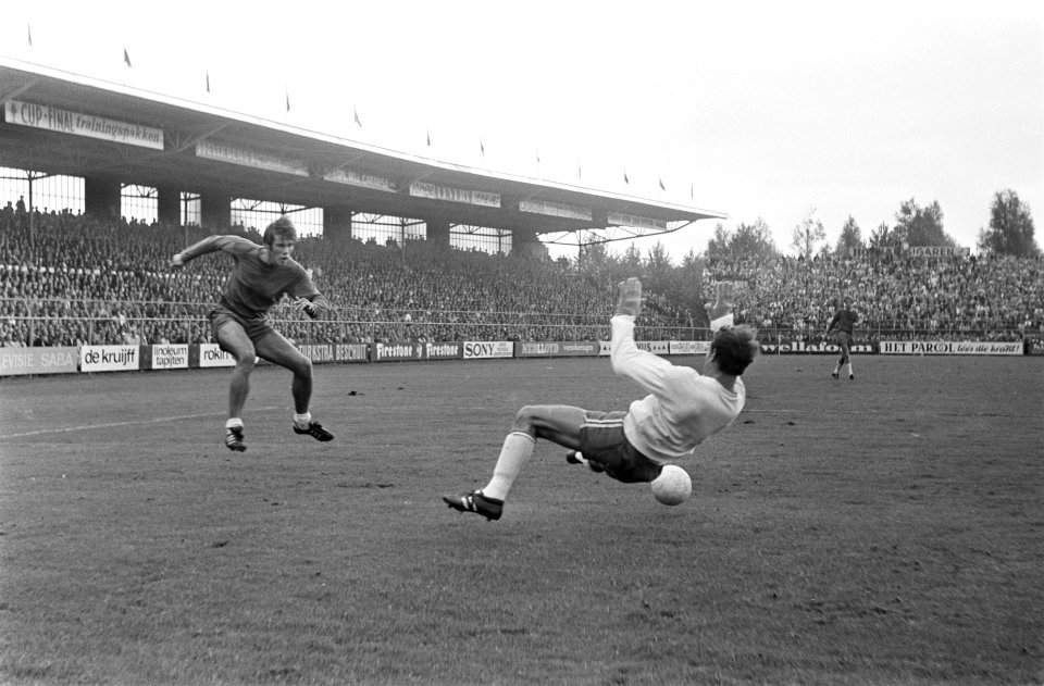 Ajax tegen NEC 2-1, Nico Rijnders (l) scoort (Ajax) Donners is te laat, Bestanddeelnr 922-7477