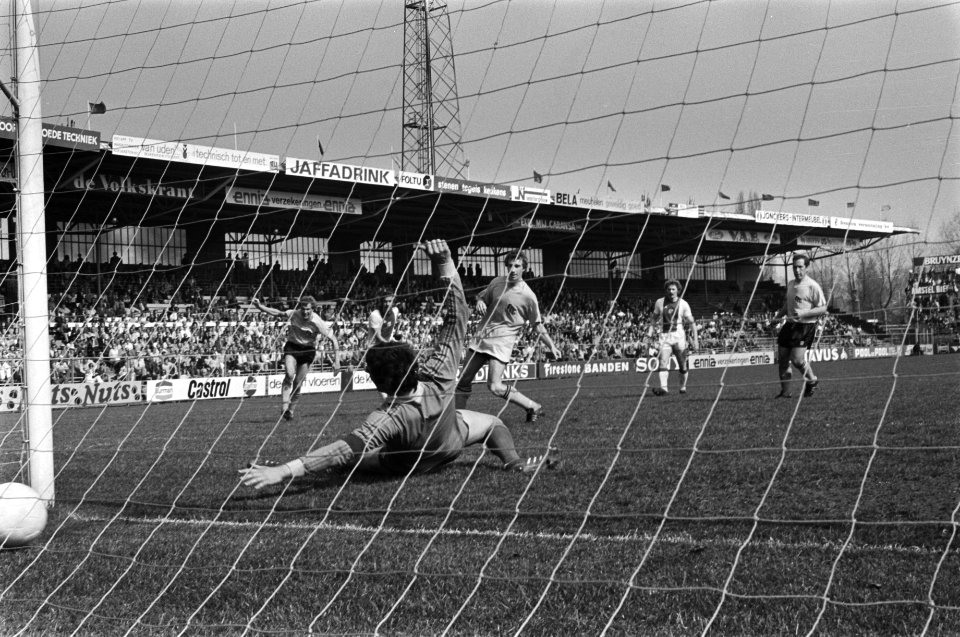 Ajax tegen NAC 5-0 Notten scoort langs keeper De Jong, Bestanddeelnr 928-5292
