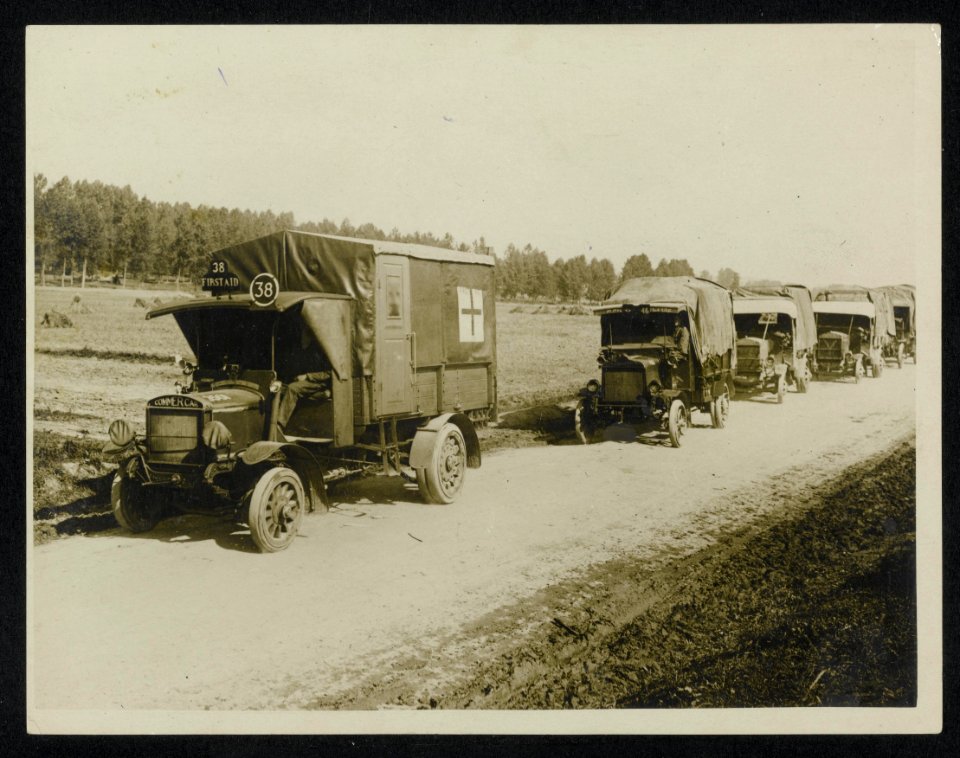 A first aid lorry moves with a column, Bestanddeelnr 158-0457