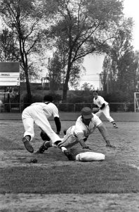 Ajax tegen Schoten, Honkbal, Kops links (Schoten) vangt aangegooide bal iets te , Bestanddeelnr 919-1191