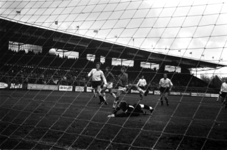 Ajax tegen NAC 2-1. Swart en Cruijff in aktie (slecht), Bestanddeelnr 922-9562