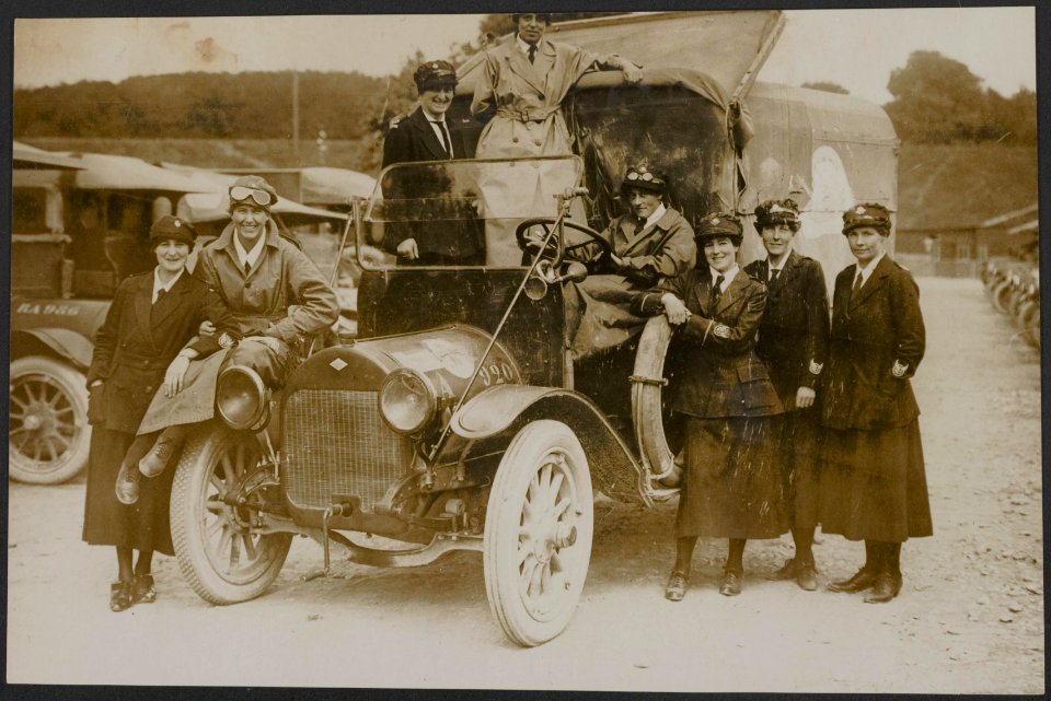 A group of lady ambulance drivers or V.A.D.s Voluntary Aid Detachment, Bestanddeelnr 158-2728