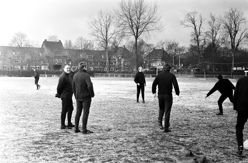 Ajax traint op bijveld van Ajax voor wedstrijd tegen Benfica in Parijs training, Bestanddeelnr 922-1405