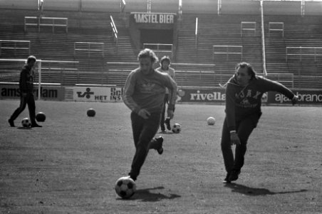 Ajax wordt getraind door Bobby Haarms Johan Neeskens Bobby Haarms (rechts), Bestanddeelnr 927-1297