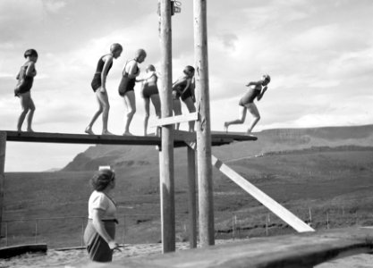 Alafoss Groep jonge meisjes op de duikplank in een openluchtzwembad Beneden ki, Bestanddeelnr 190-0330