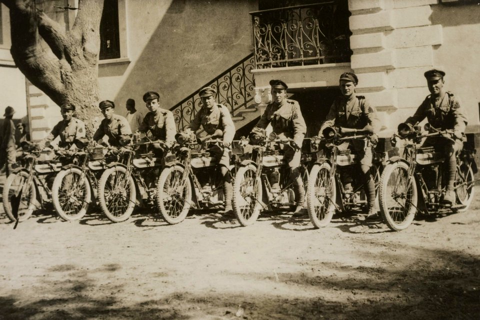 A detachment of motor cyclists with the armoured car section., Bestanddeelnr 158-1916 (cropped)
