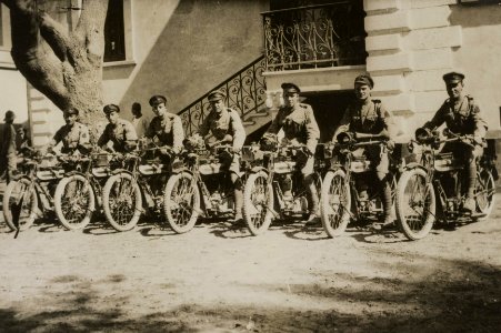 A detachment of motor cyclists with the armoured car section., Bestanddeelnr 158-1916 (cropped)