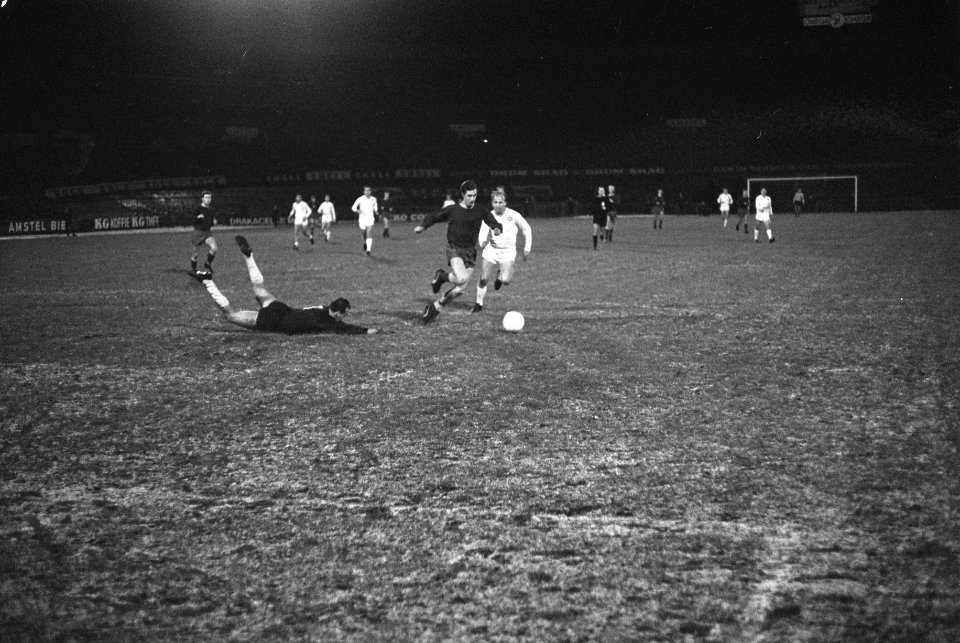 Ajax tegen Slovan Bratislava 5-1, Cruijff op weg naar derde doelpunt, Bestanddeelnr 920-9089