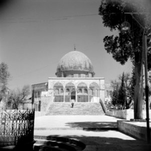 Al Haram esh-Sharif - Tempelberg. Rotskoepel of Qubbet es-Sakhra met poort die t, Bestanddeelnr 255-5441