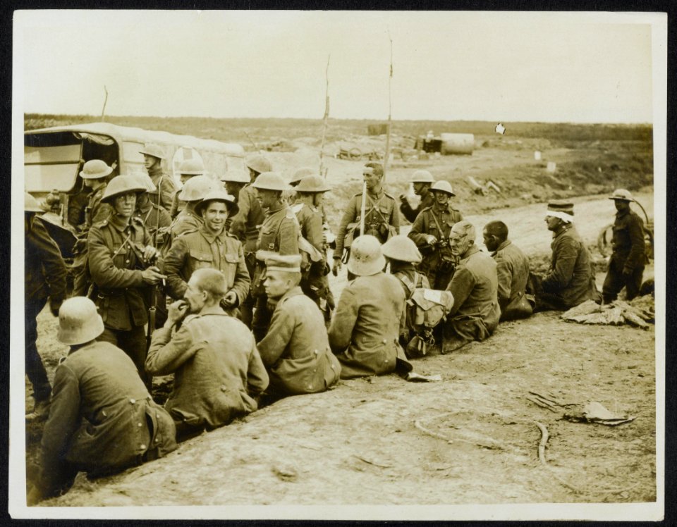 A halt by the way for the Boche wounded after the taking of Guillemont, Bestanddeelnr 158-0884