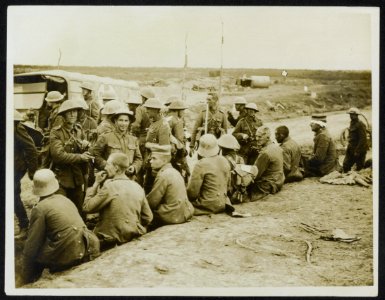 A halt by the way for the Boche wounded after the taking of Guillemont, Bestanddeelnr 158-0884