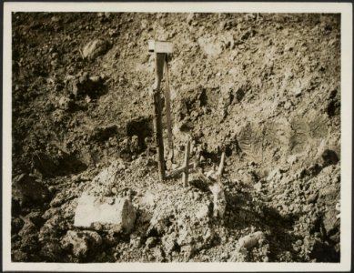 A grave in a shell hole made up as well as time no doubt permitted, Bestanddeelnr 158-2836