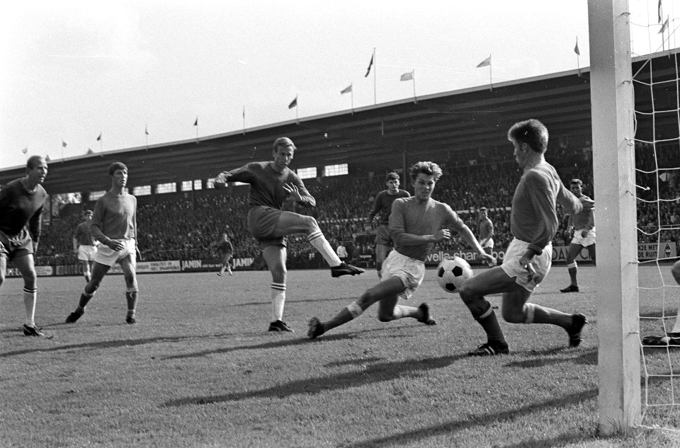 Ajax tegen Volendam 7-1. Nuninga lost schot, Jonk en Zwarthoed proberen te redde, Bestanddeelnr 920-6885