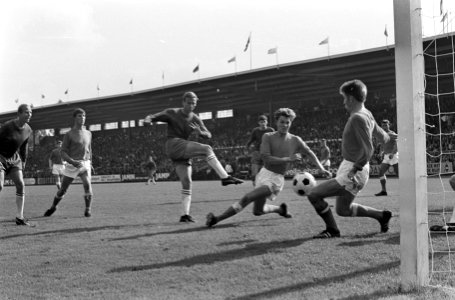 Ajax tegen Volendam 7-1. Nuninga lost schot, Jonk en Zwarthoed proberen te redde, Bestanddeelnr 920-6885