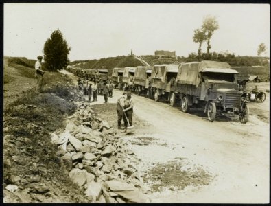 A column of Motor Lorries near the Somme, Bestanddeelnr 158-0174