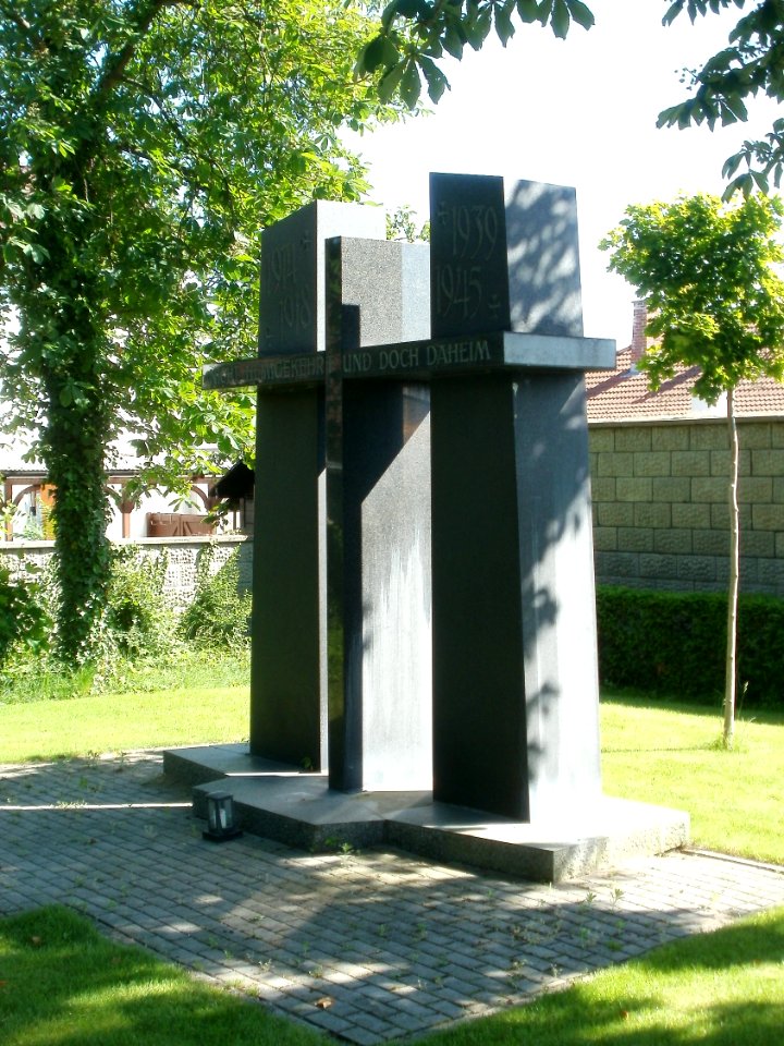 20120525Kriegerdenkmal Friedhof Ketsch1