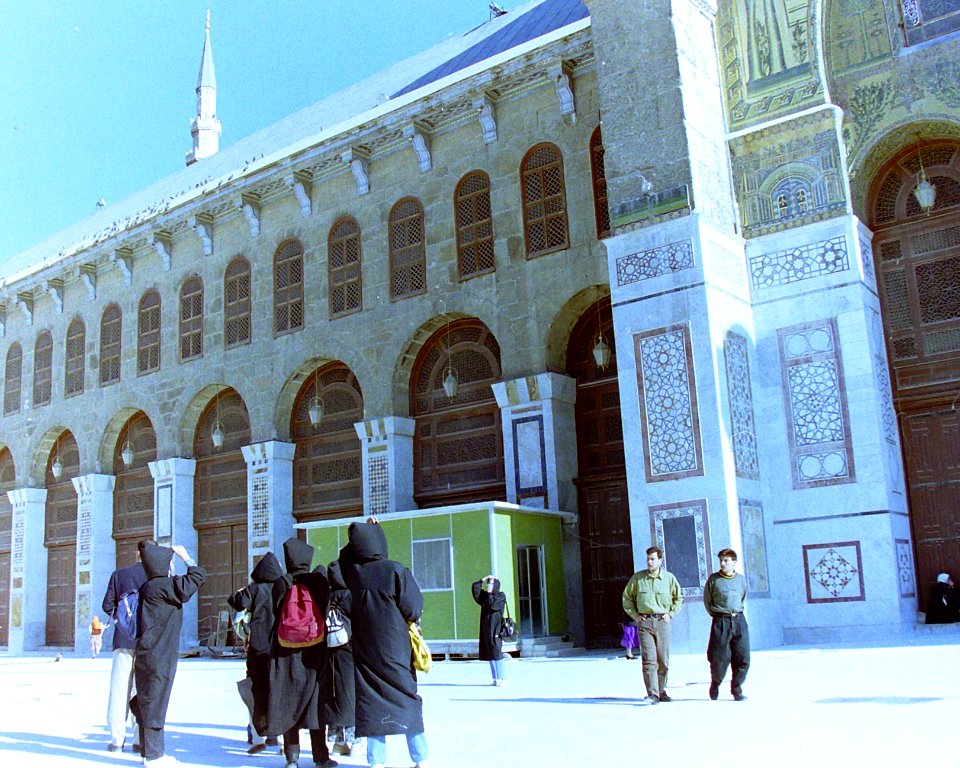 1993 Damascus. Female tourists in Umayyad Mosque. Spielvogel