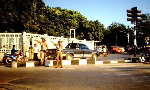 1985. Boys regulating traffic at Chiang Rai road junction. Archiv Spielvogel photo