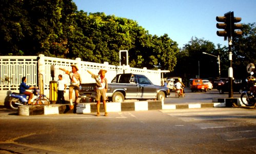 1985. Boys regulating traffic at Chiang Rai road junction. Archiv Spielvogel