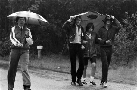1e dag wandelvierdaagse van Apeldoorn wandelaars in de regen, Bestanddeelnr 930-9137