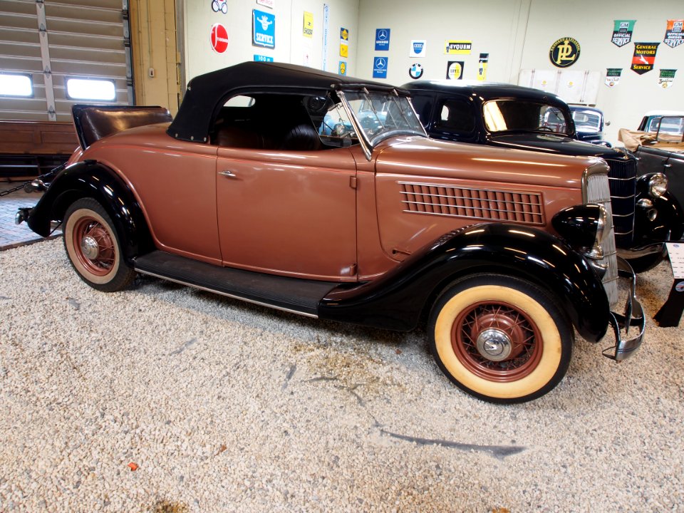 1935 Ford 710 Roadster pic14