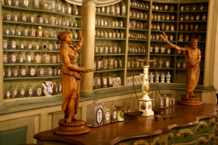 2013.10.01.111007 Counter Deutsches Apothekenmuseum Castle Heidelberg