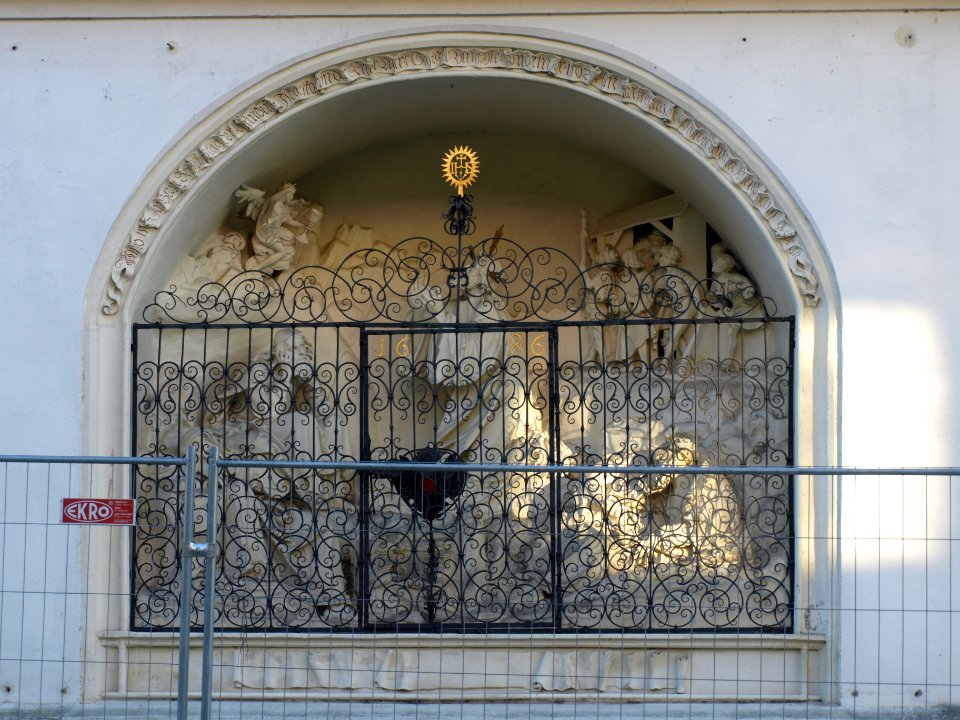 2013.10.26 - Melk - Kath. Pfarrkirche Mariae Himmelfahrt mit Ölberggruppe und Kriegerdenkmal - 01