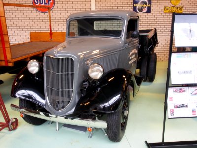 1936 Ford 920 pic1-001