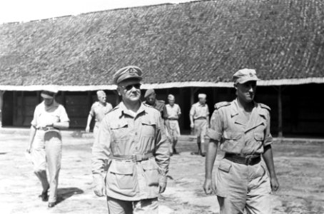1e Infanterie Brigadegroep generaal Kruls met naast zich een kapitein der Mar, Bestanddeelnr 4264