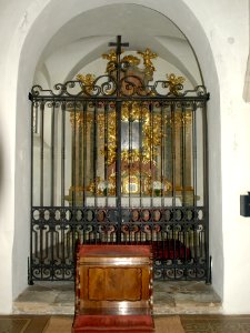 2013.10.26 - Melk - Kath. Pfarrkirche Mariae Himmelfahrt mit Ölberggruppe und Kriegerdenkmal - 03