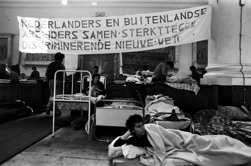 180 Illegaal in ons land verblijvende gastarbeiders in hongerstaking in Mozes e, Bestanddeelnr 930-8209