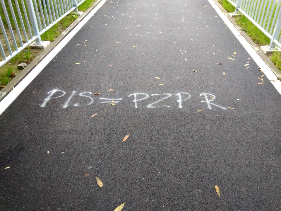 2017 Most Łazienkowski polityczne graffiti, 1