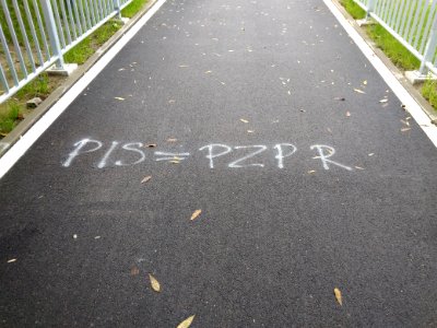 2017 Most Łazienkowski polityczne graffiti, 1