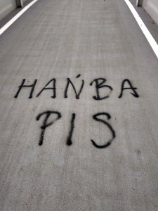 2017 Most Łazienkowski polityczne graffiti, 2